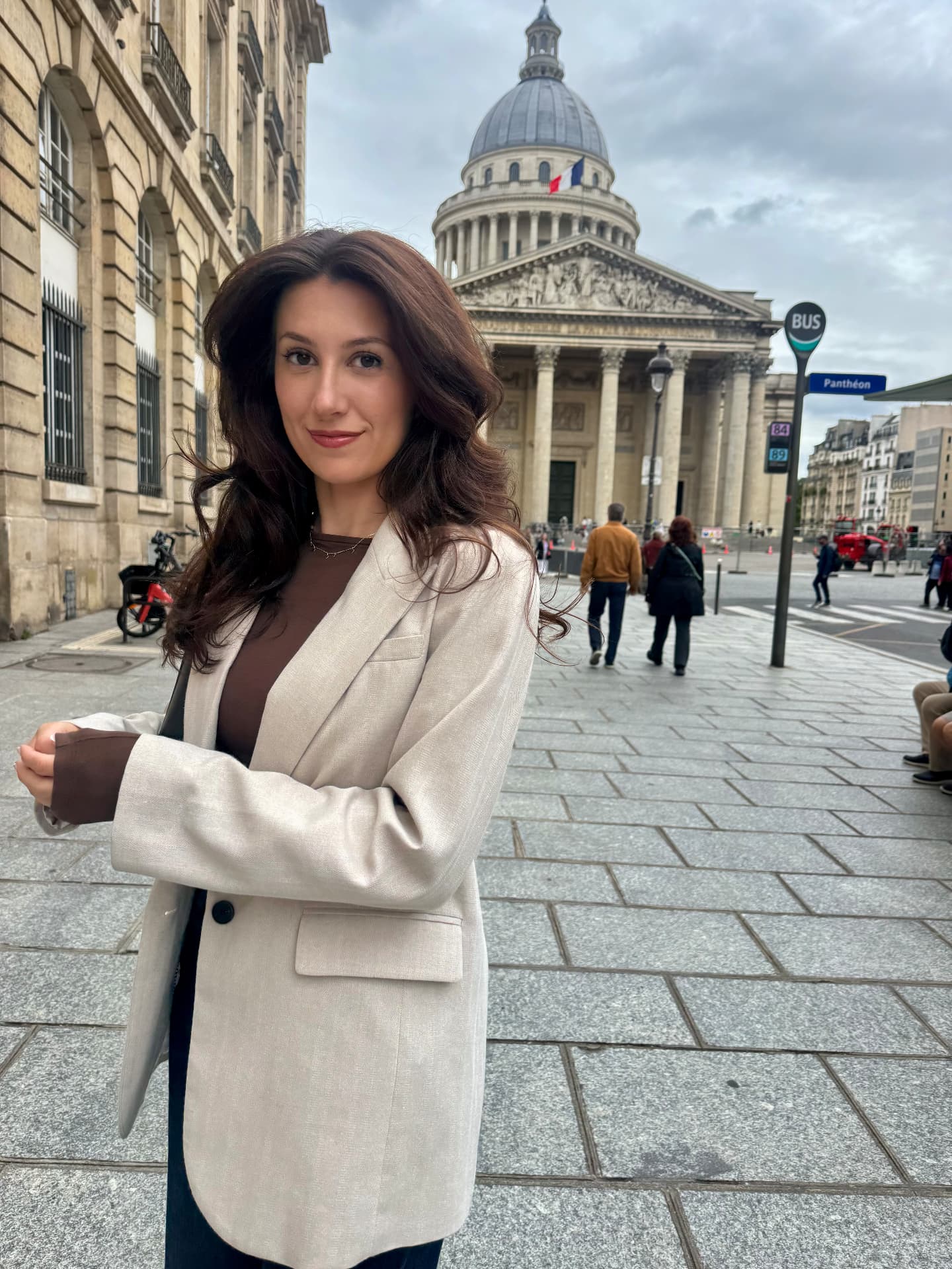 Elisa står foran Panthéon i Paris og smiler mot kamera